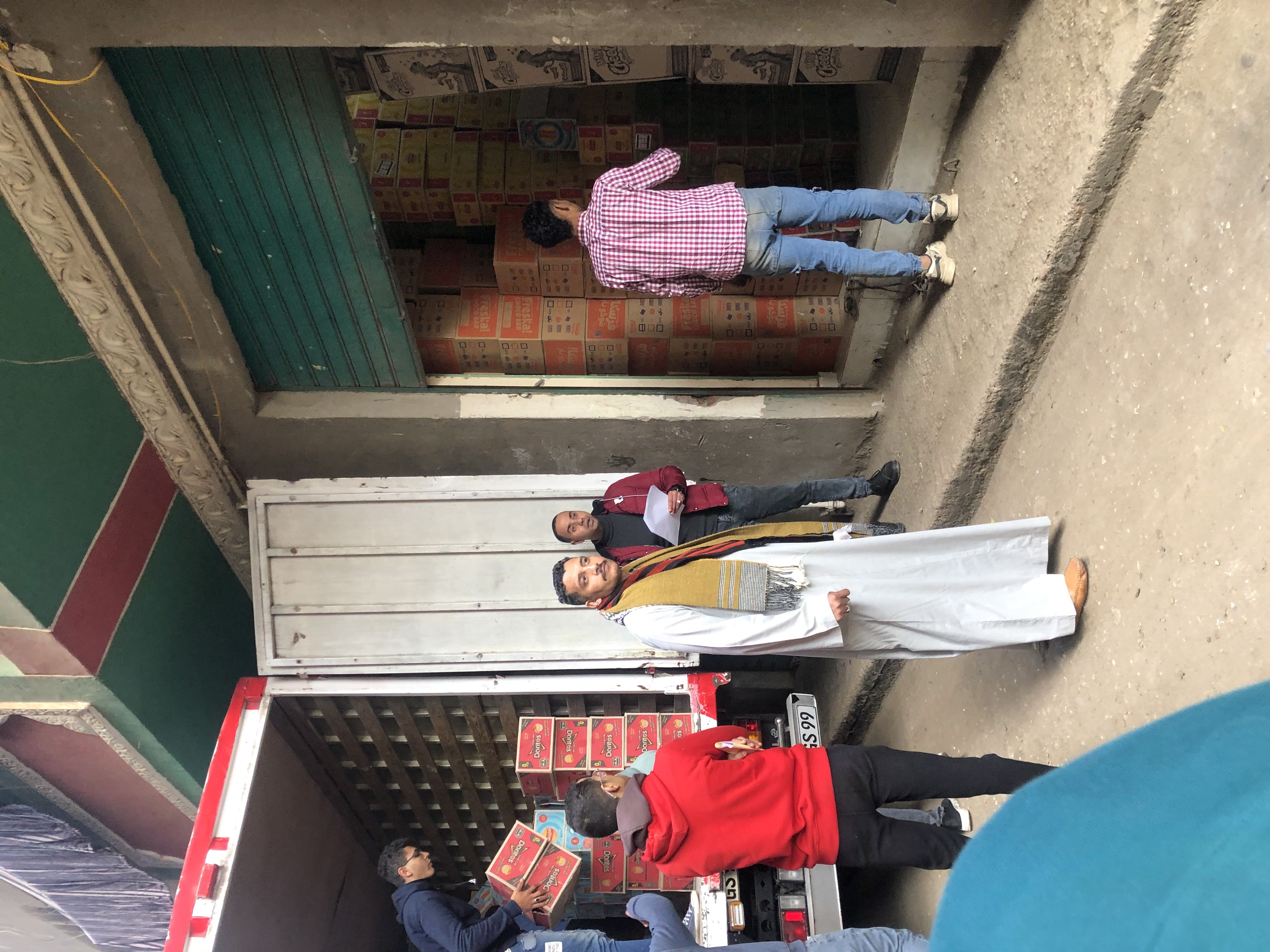 Field visit: meeting a wholesaler while stock is unloaded